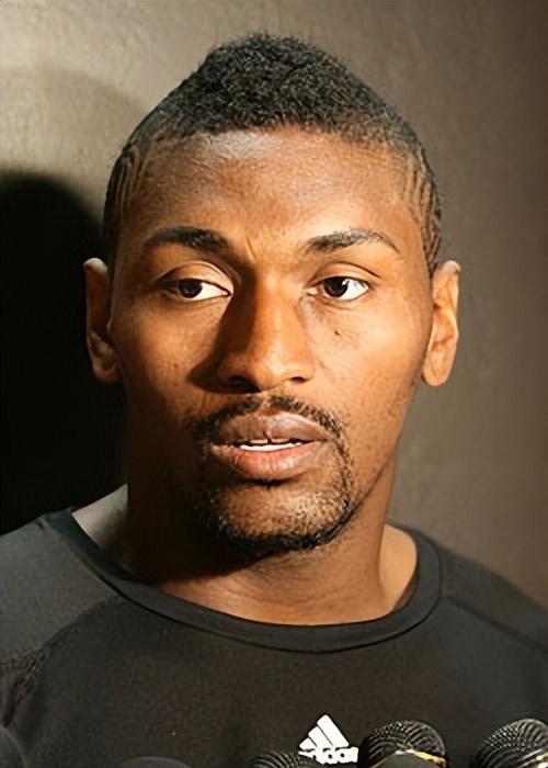 中国女歌手爱上外籍黑人,同居后被家暴至肛裂,如今40岁无人敢娶