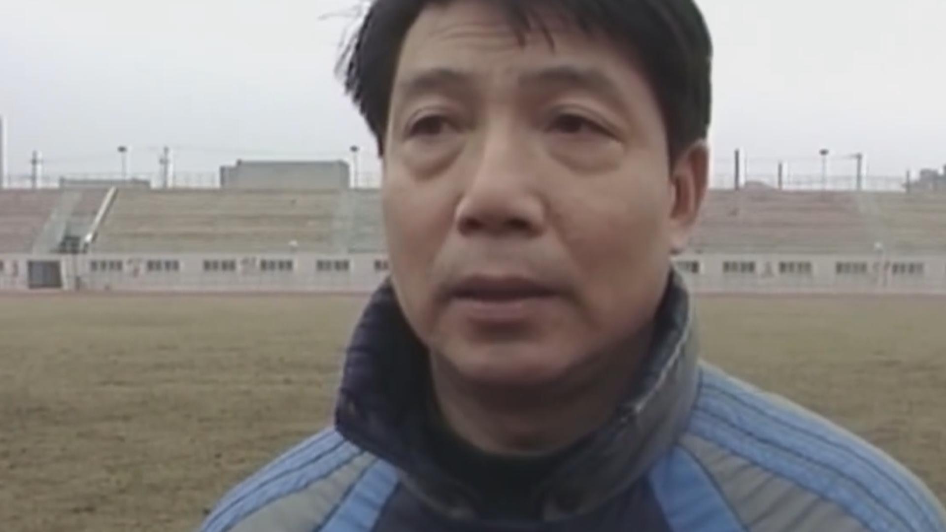 当年徐根宝在发布会上被公然喊下课，如今谢晖北上接掌大连人，这位海派教练能从恩师的遭遇里学到什么？