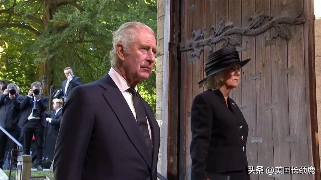 等待时间超14小时-官方叫停瞻仰队伍！威廉哈里为女王守夜