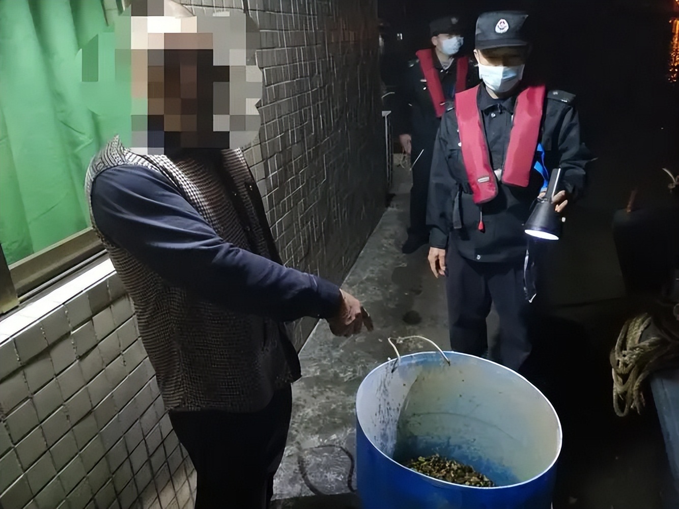 北京一对夫妻深夜下河捞田螺被抓,在河边捞300斤田螺被判刑