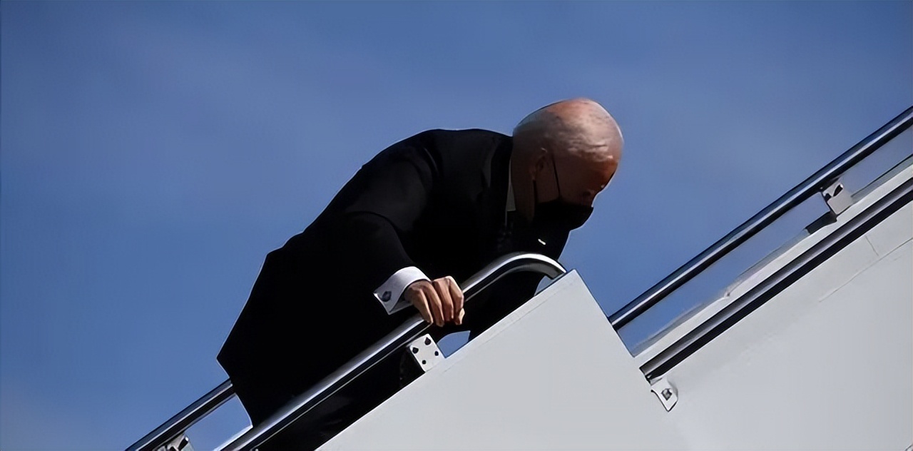 拜登摔倒内容被曝光,拜登下飞机摔倒是真的吗
