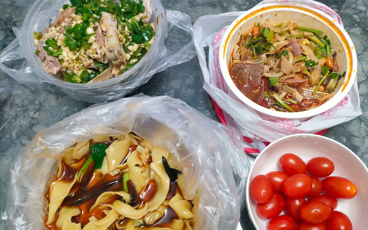 江西男子晒晚餐瞬间走红,男生深夜吃夜宵发朋友圈