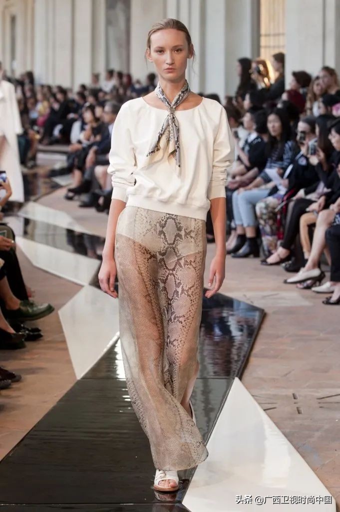 简单又时髦的丝巾系法你学到了吗,美丽时尚精美基础丝巾推荐