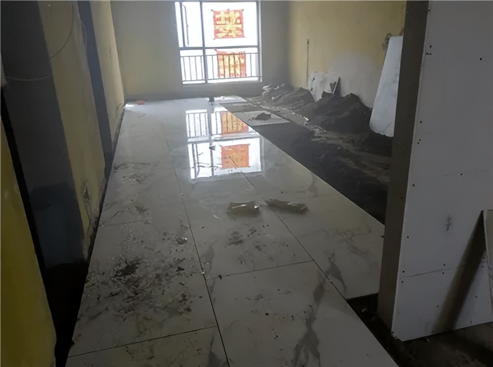 新房地砖一反光有好多划痕正常吗,新贴的瓷砖有划痕怎么办