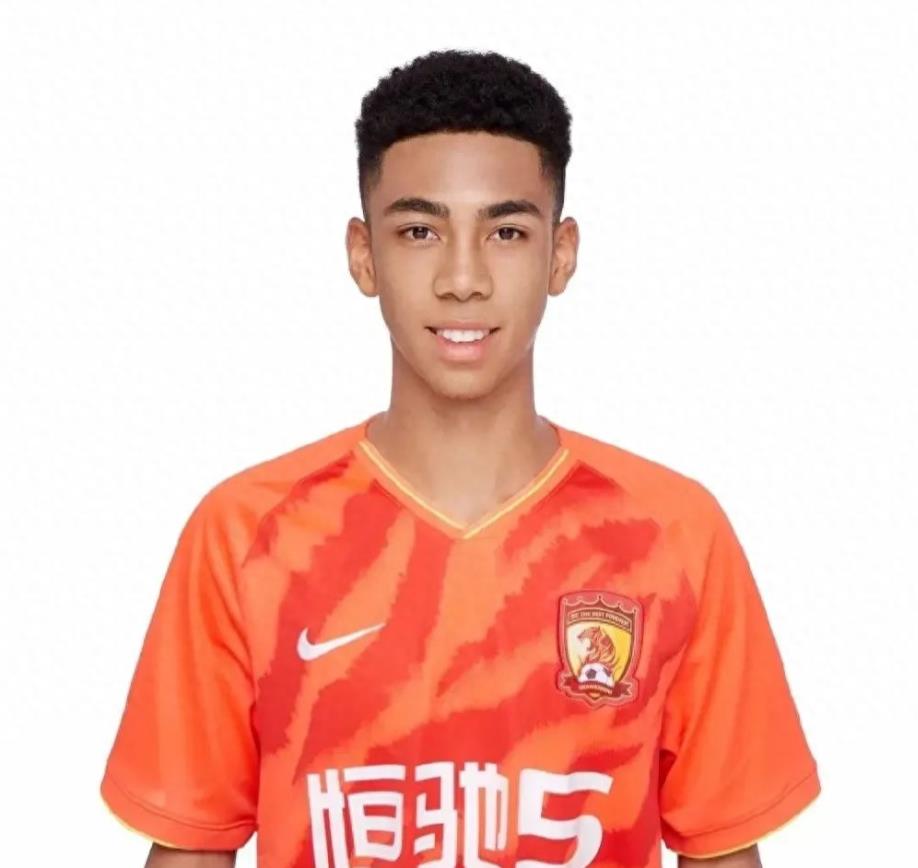 中国足球希望之星，1米9黑人混血队长已碾压东亚，高洪波喜笑颜开