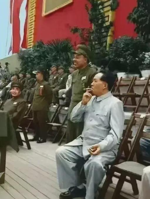 中华烟5毛6，雪茄烟12元，毛主席晚年吸的雪茄烟有何特殊？