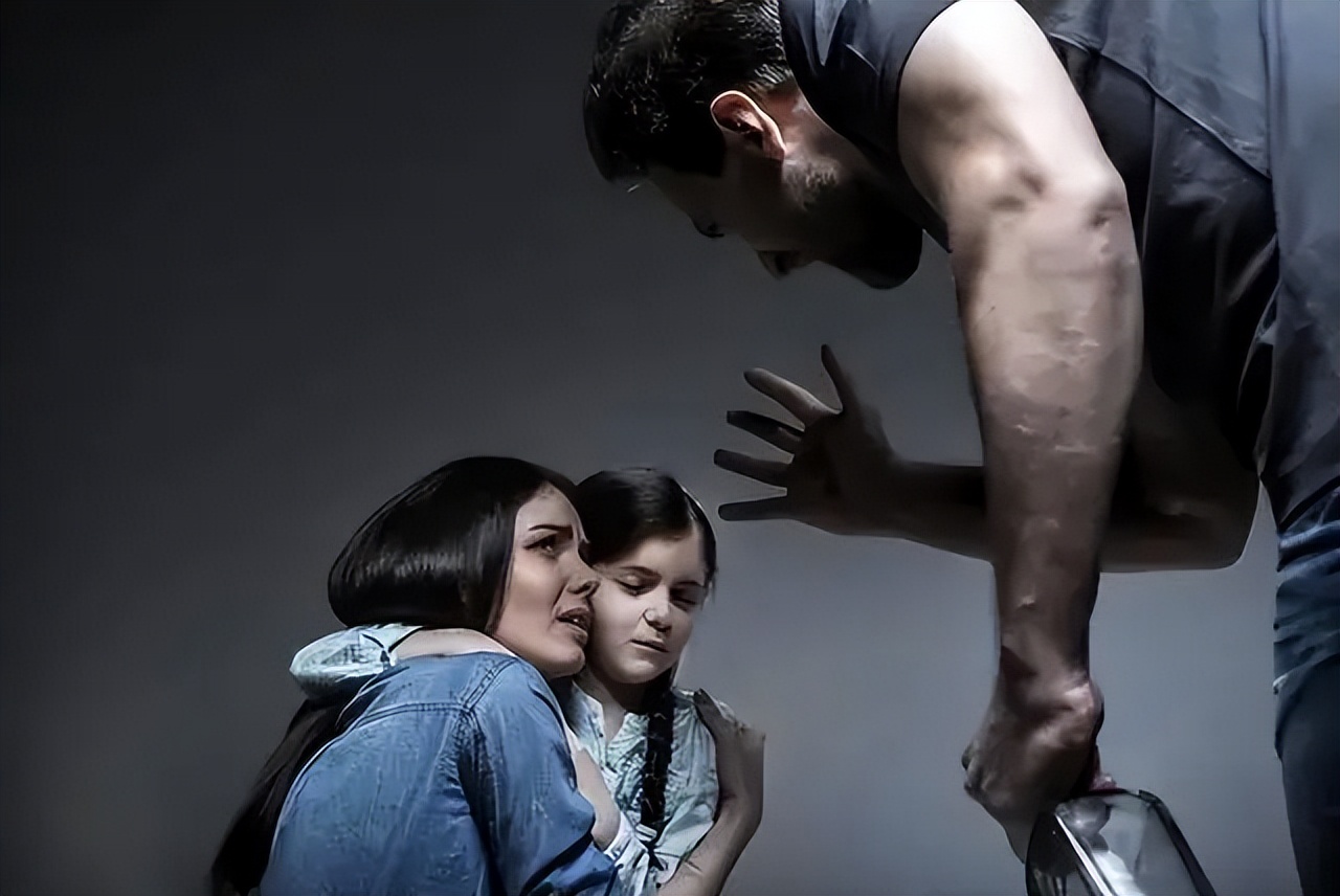 四川一女子遭公公强奸六年，丈夫问：为何一次不反抗一次不报警!