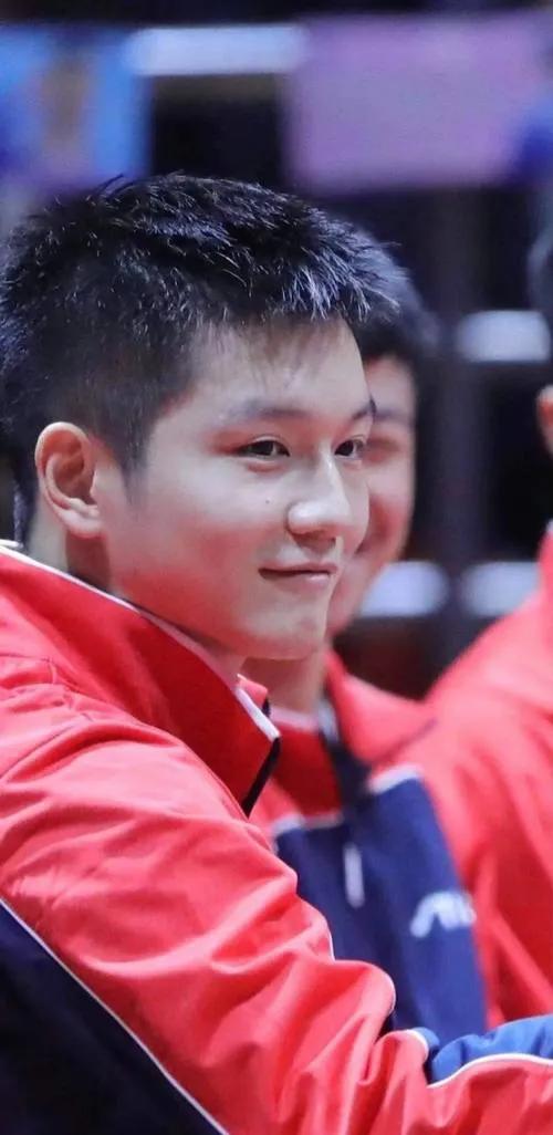 马龙夺冠时张继科和许昕的反应,中国乒乓球马龙和许昕谁强