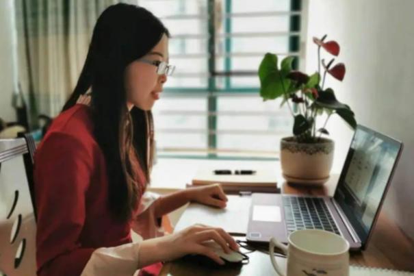 湖北女大学生上网课,武汉一大二女生上网课