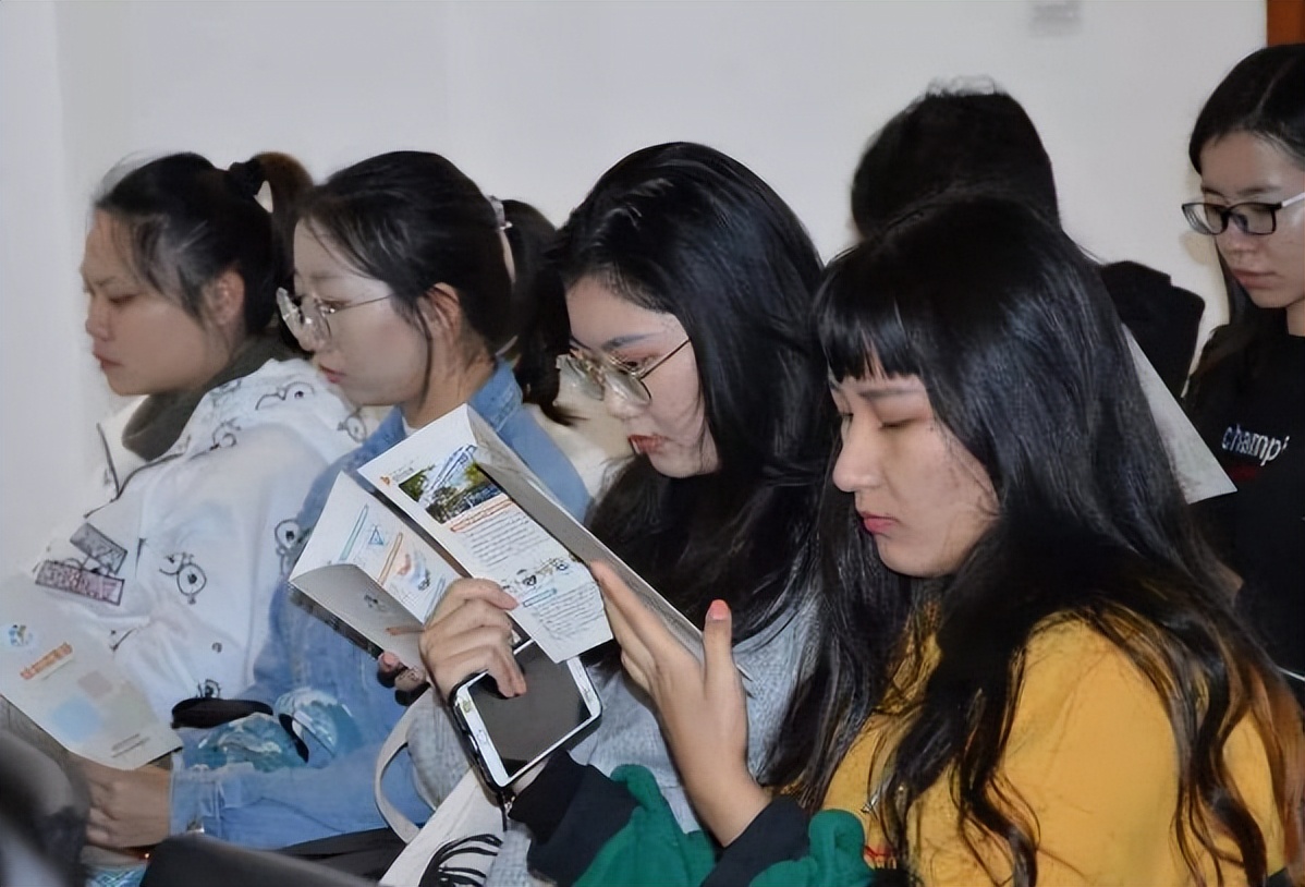 未来十年女生好就业的专业，前景好且收入高，家有女生可多留意