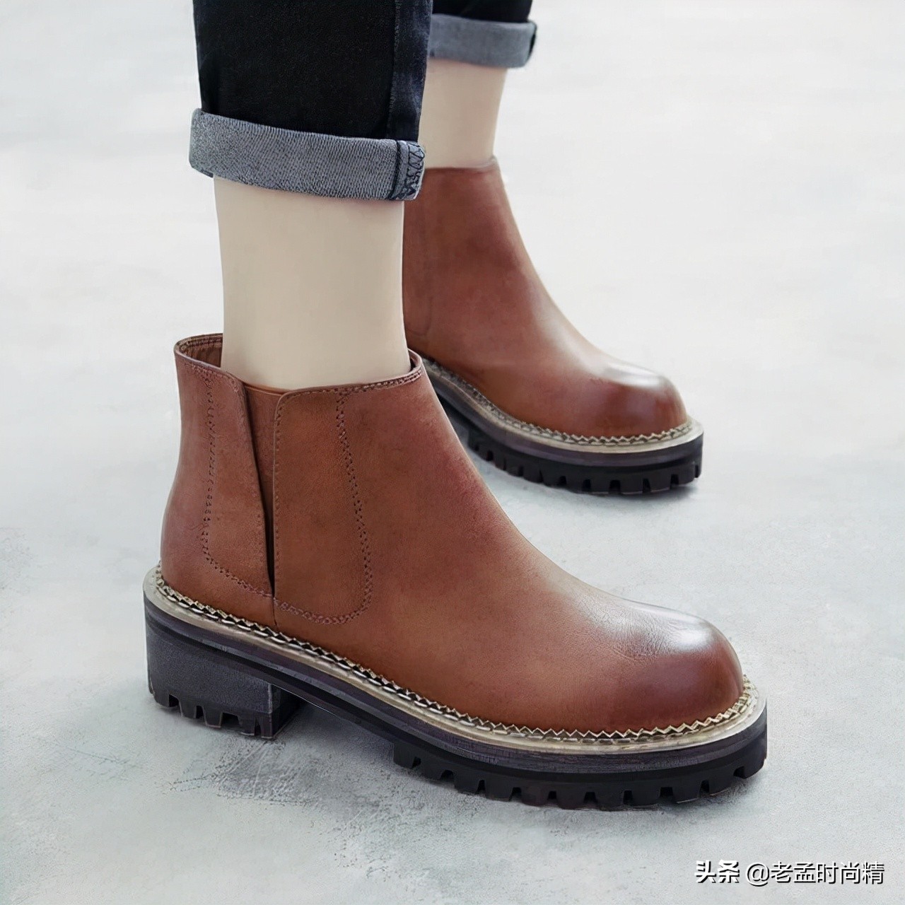 粗跟气质优雅马丁靴,超显腿细的马丁靴