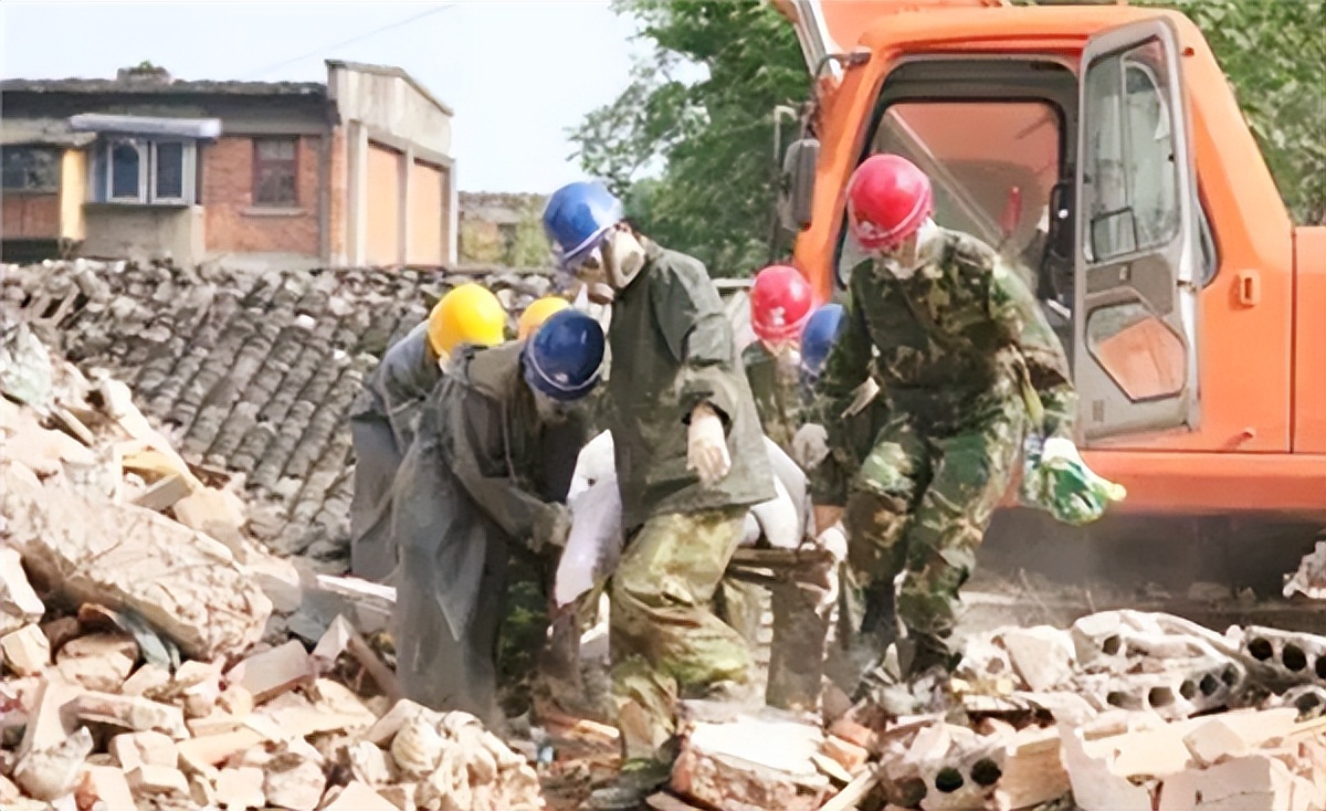 汶川地震22岁姑娘被大叔救后结局,汶川地震被救女孩真人照片