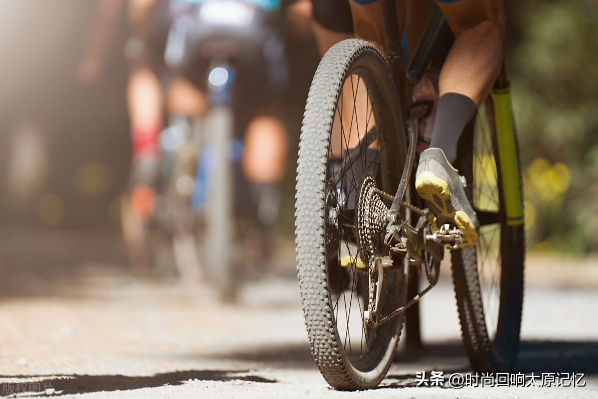 骑自行车驮媳妇就像回到80年代,80年代自行车驮新娘