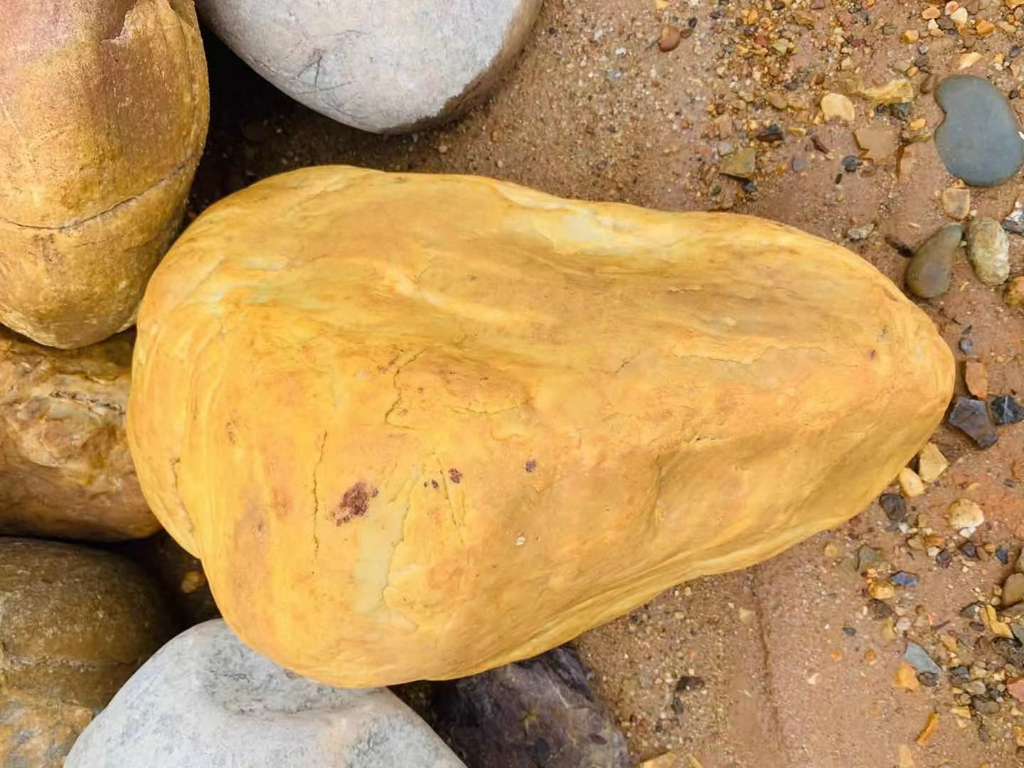 透明的黄蜡石价值多少钱一克,黄蜡石的价值分地区吗