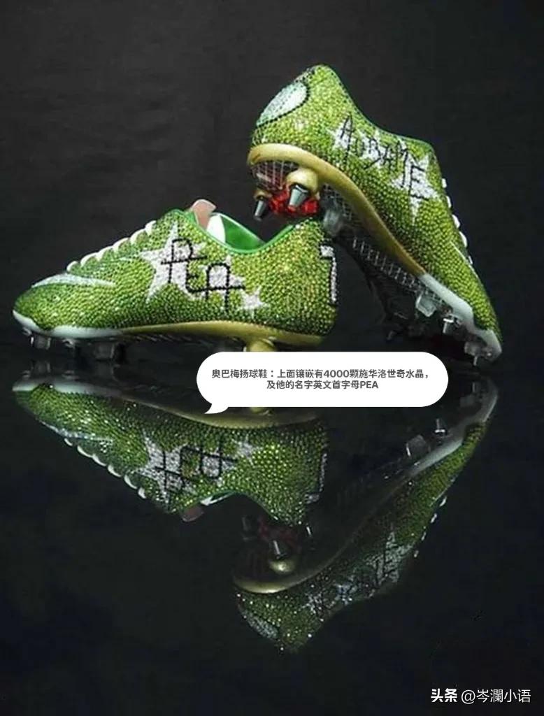 梅西的球鞋被安东内拉拿着,安东内拉最后把梅西的球鞋收起来