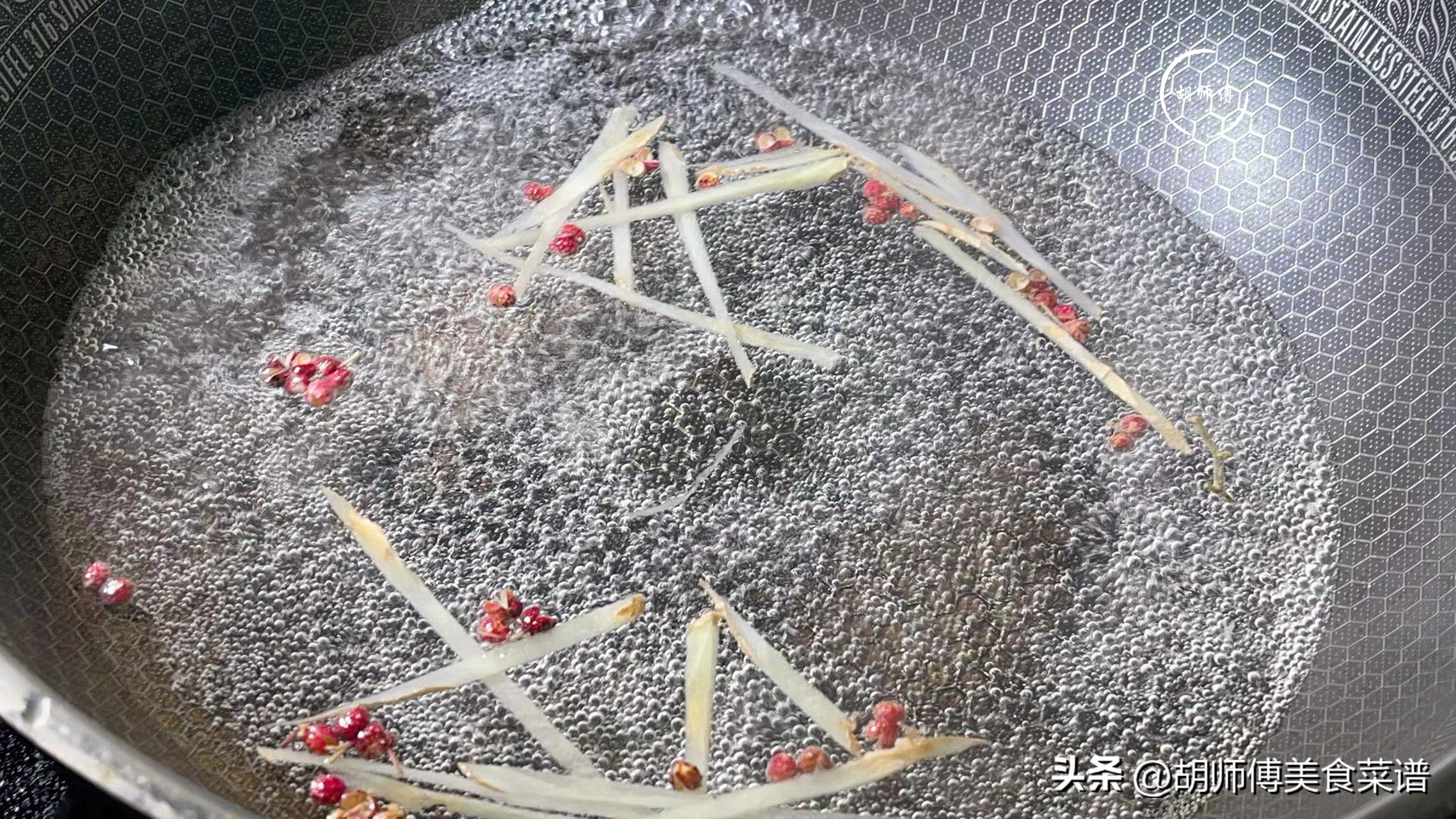 水煮虾为什么水是黄色的,水煮虾是冷水下还是水开下