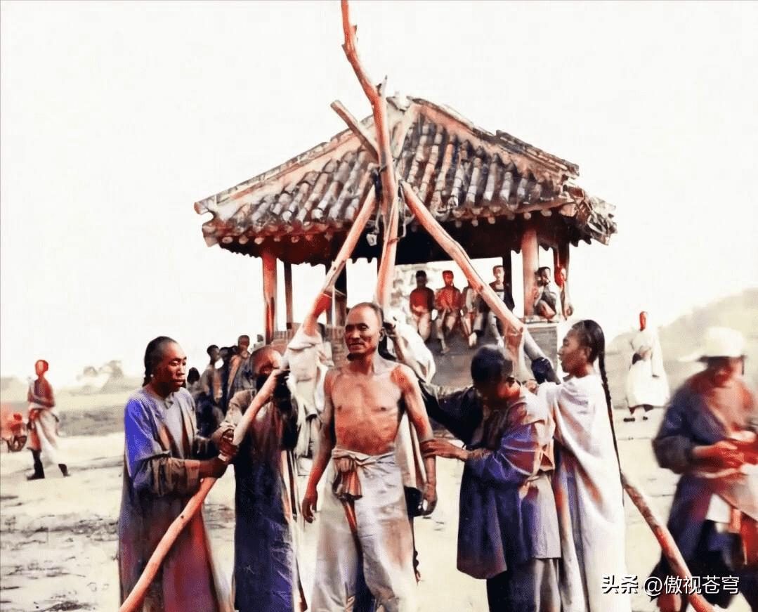 卑鄙龌龊老照片：*楼青**女子妖娆多姿，妇女露胸喂奶被孩子撕扯衣服