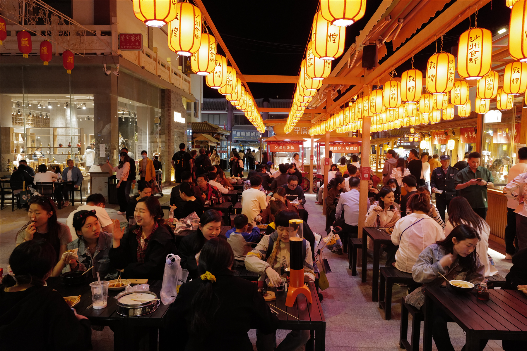 敦煌沙州食驿照片,春节敦煌夜市沙洲食驿