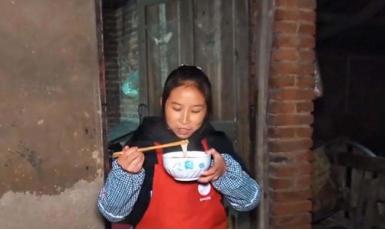 小学辍学没颜值的农村主妇，却被央视表扬，粉丝千万，到底凭啥？