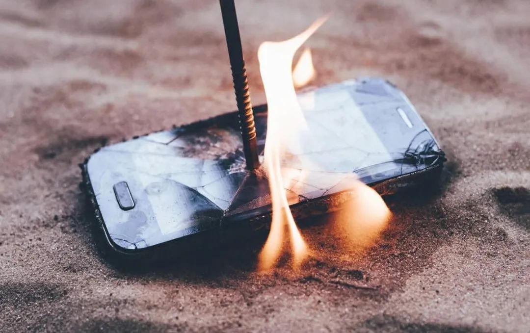 手机充电忘拔对手机寿命的影响,电没充满就拔会减少电池寿命吗