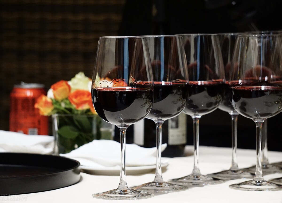 酒桌上给领导敬酒按什么顺序,青岛酒桌上敬酒的顺序