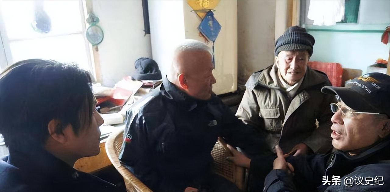 78岁老人被儿媳赶出家门，真实身份暴露后，政府直接送来30万津贴