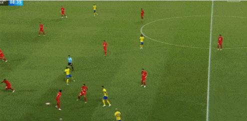 傅明争议判罚引c罗不满,C罗半场结束时怒喷傅明