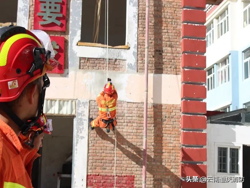 第四批新训系列报道三：组织开展8字环下降及制动操