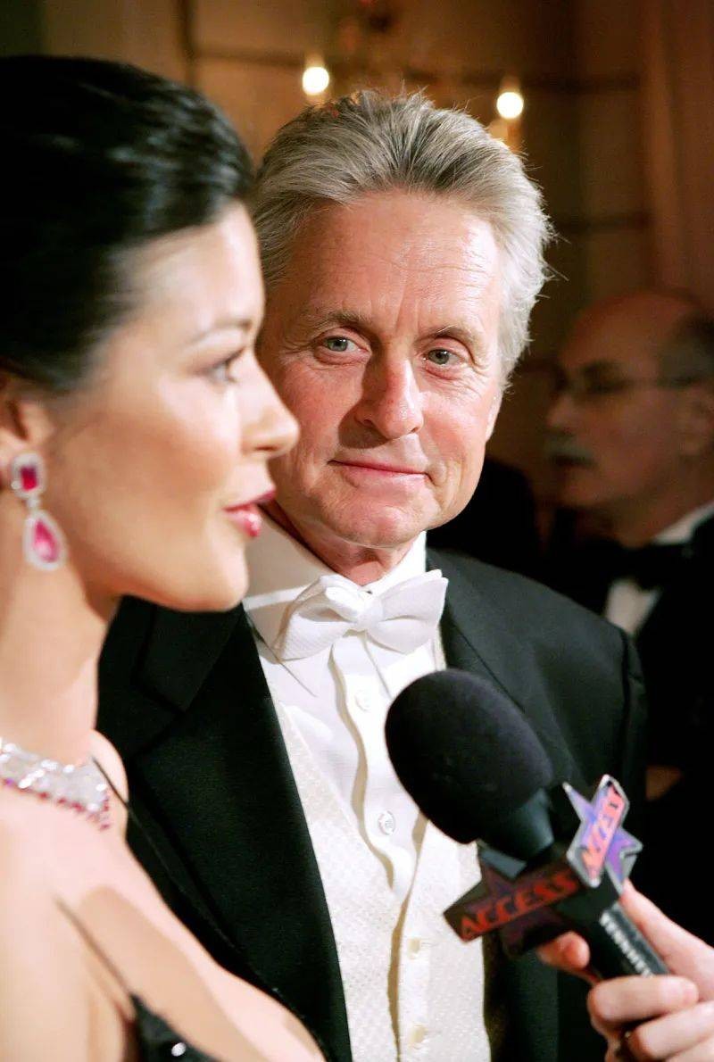 泽塔琼斯结婚照片,泽塔琼斯晒儿女合影