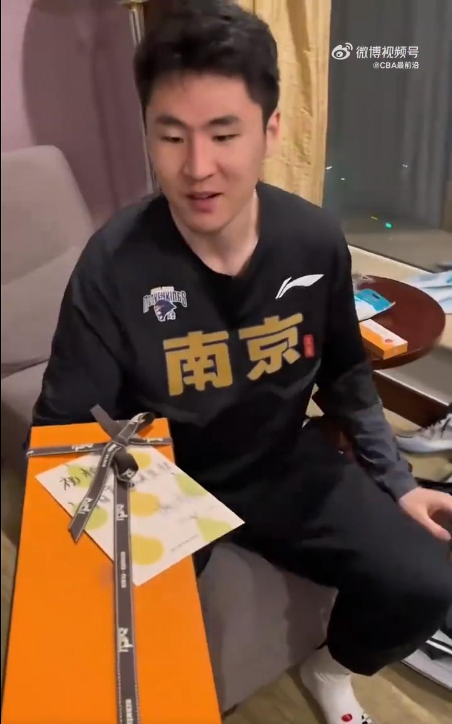 笑喷!同曦老板娘送队员爱马仕新年礼物,林葳喜提语数外三套高考题