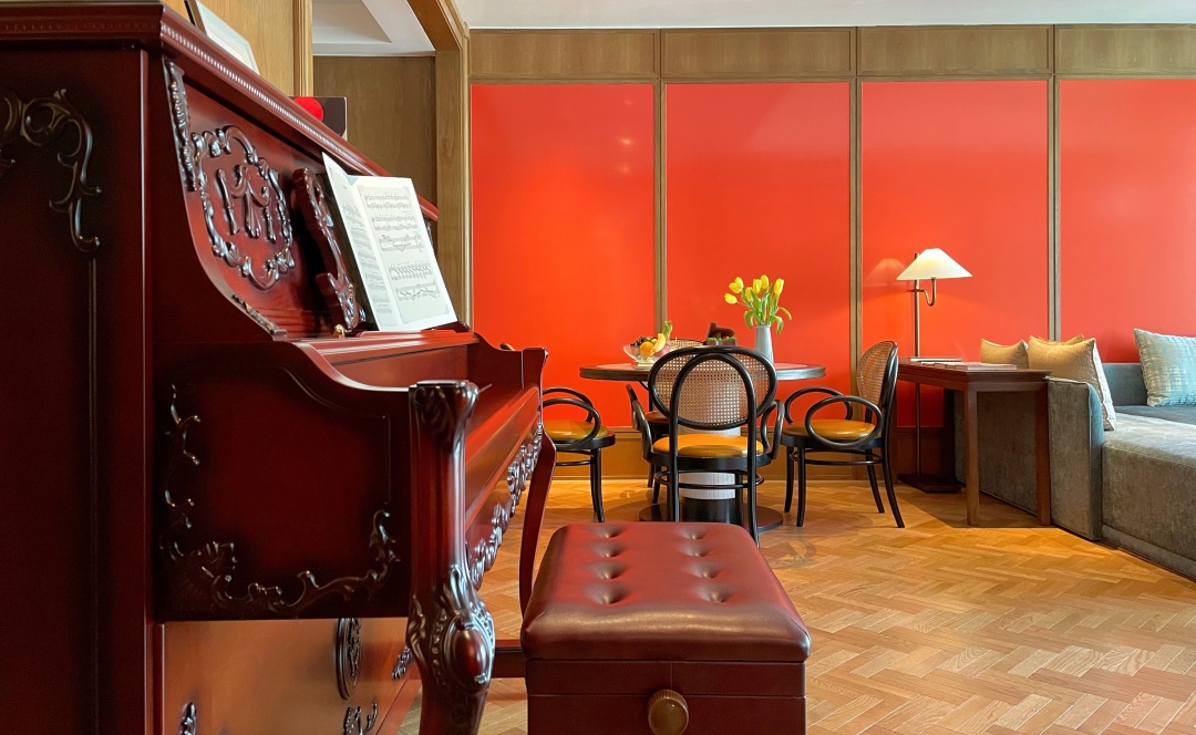 宾馆酒店房间都标配的音箱,顶级酒店房间里的音响