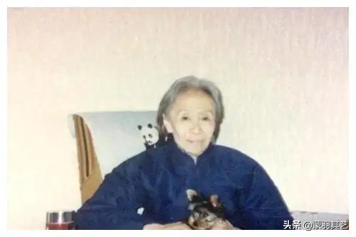 紫禁城最美三格格，在新中国摆摊卖香烟，毛主席为她点了个赞