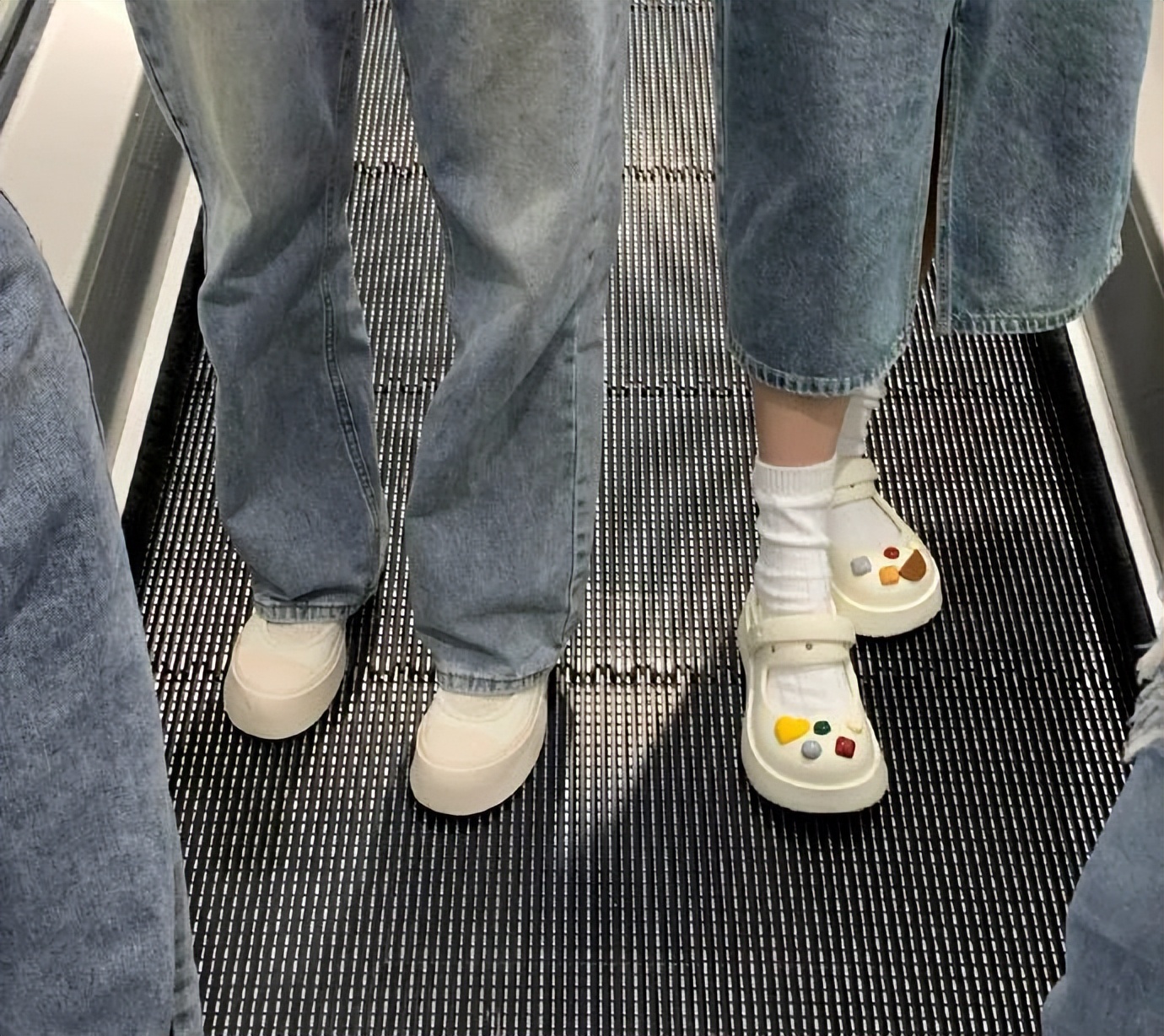 爱美的女孩们，用漂亮衣服打败“精致羞耻症”？