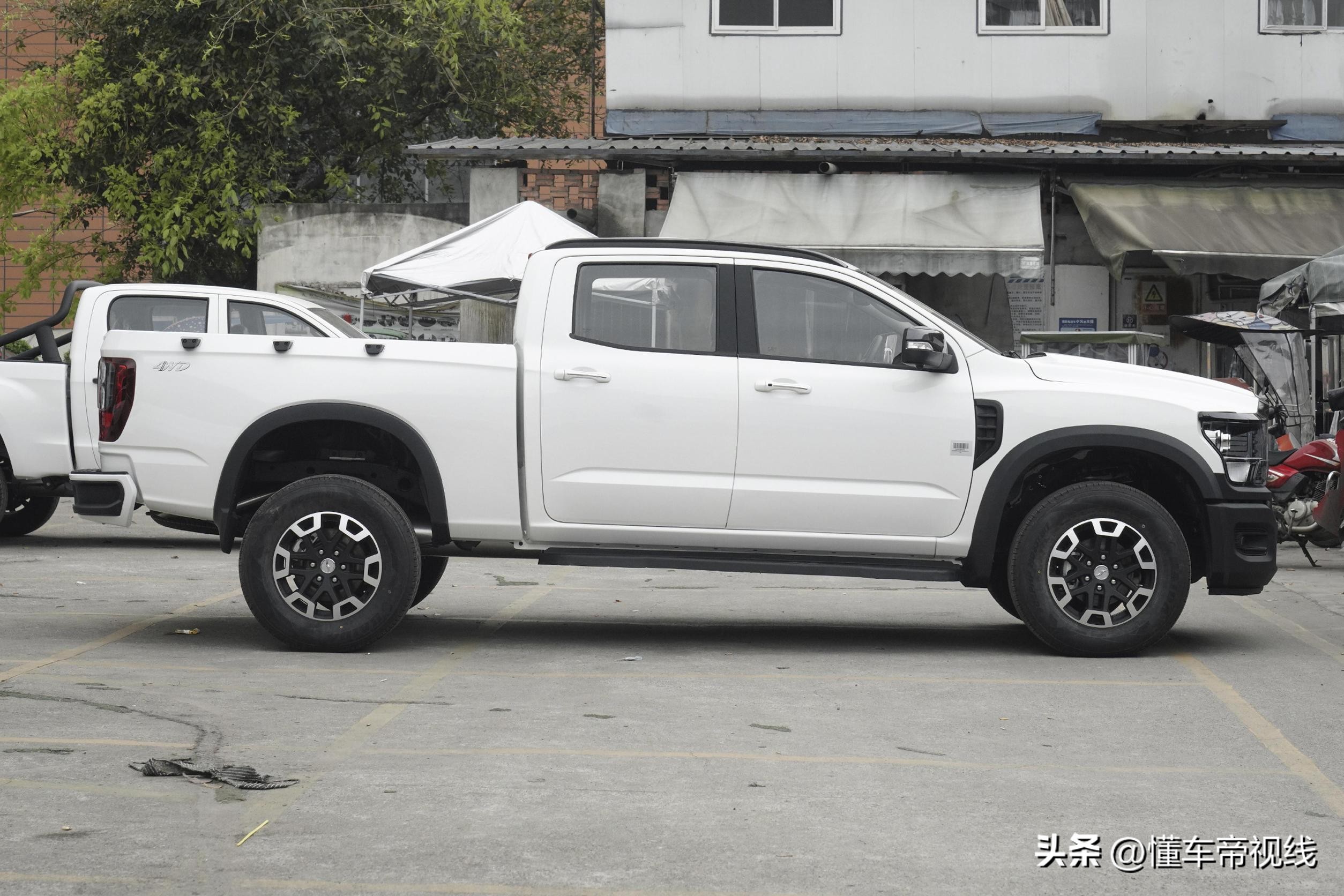 中兴1949汽油四驱版报价,中兴1949商用版和乘用版外观区别