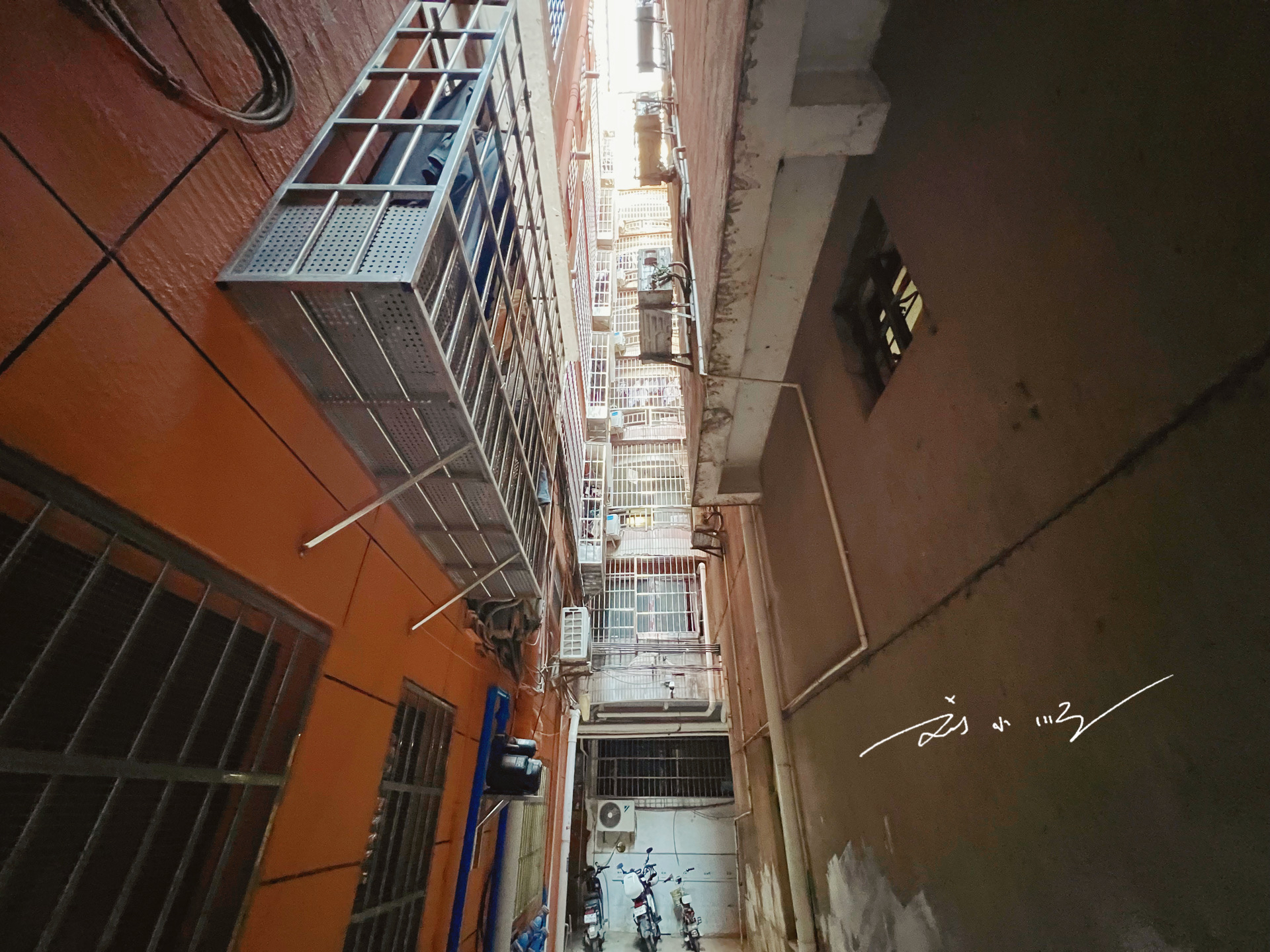 广州市白云区这个城中村,就在南方医院斜对面,商铺很多还很热闹