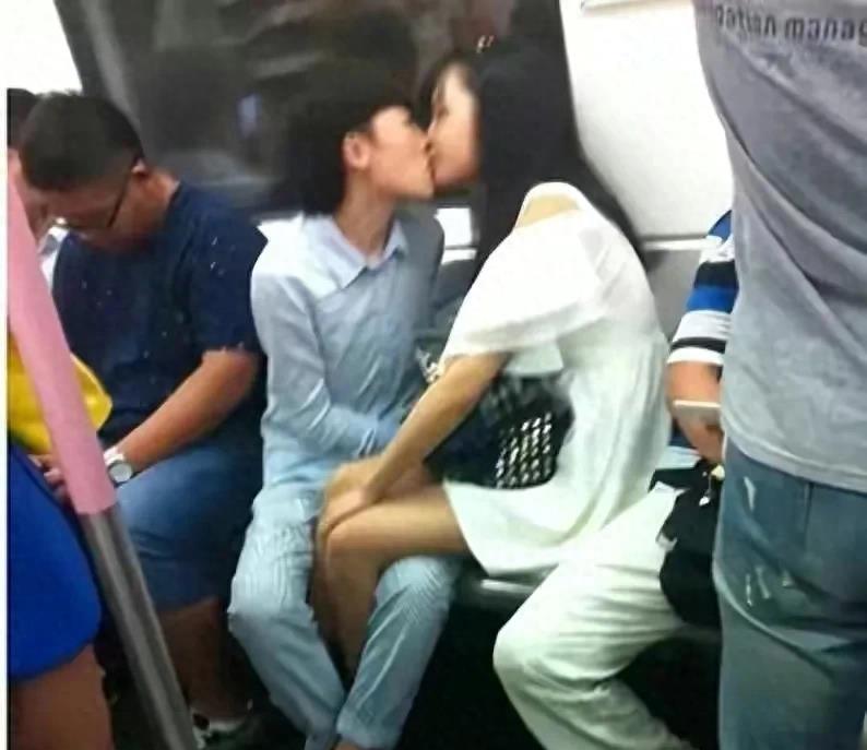 上海地铁情侣不当行为曝光：皮包遮住手*处私**引起关注