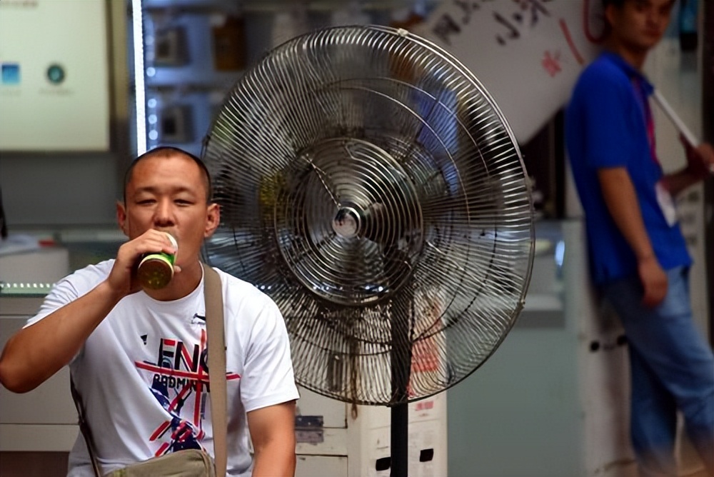 暑假乐玩不中暑，怎样喝水有讲究