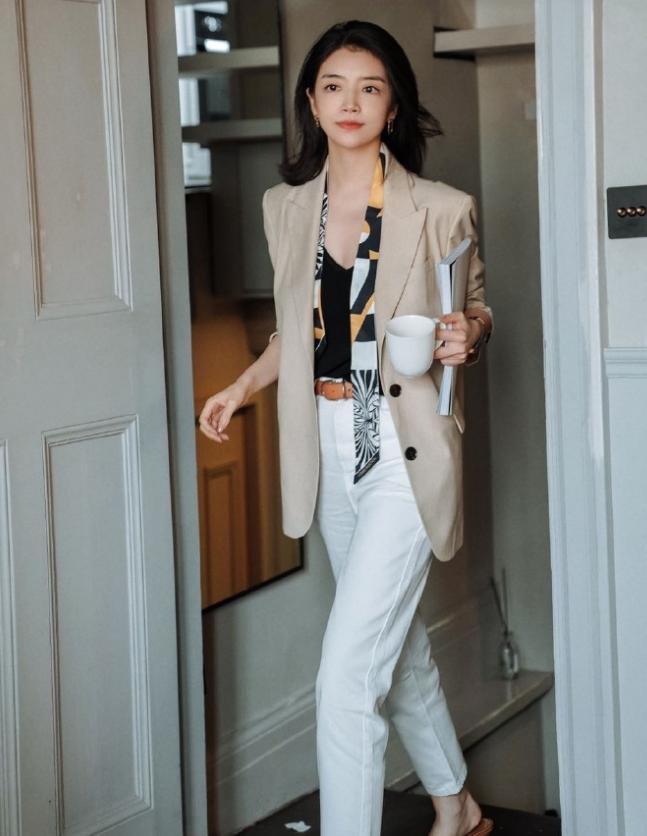 西装里面穿什么？建议这9种内搭，百搭又经典，关键还时髦上档次