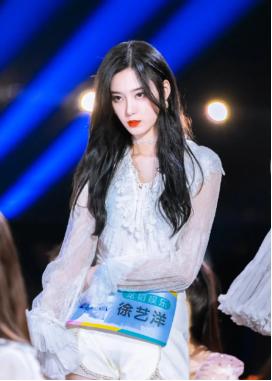 黄子韬徐艺洋出门开什么车,黄子韬带徐艺洋出席活动