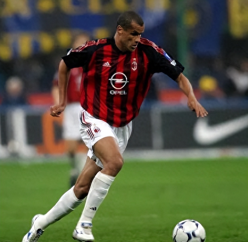 卡卡足坛,回顾卡卡当年单挑曼联后防线