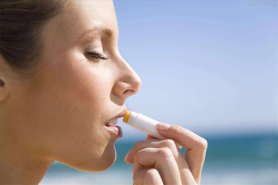 冬季嘴唇干裂起皮小妙招,冬季嘴唇干裂起皮用什么小妙招