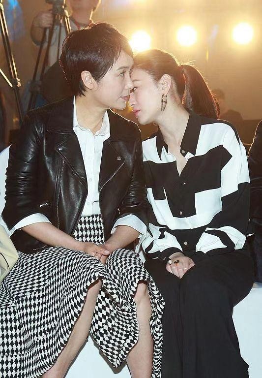 李小冉和蒋雯丽对话,42岁李小冉惊艳亮相