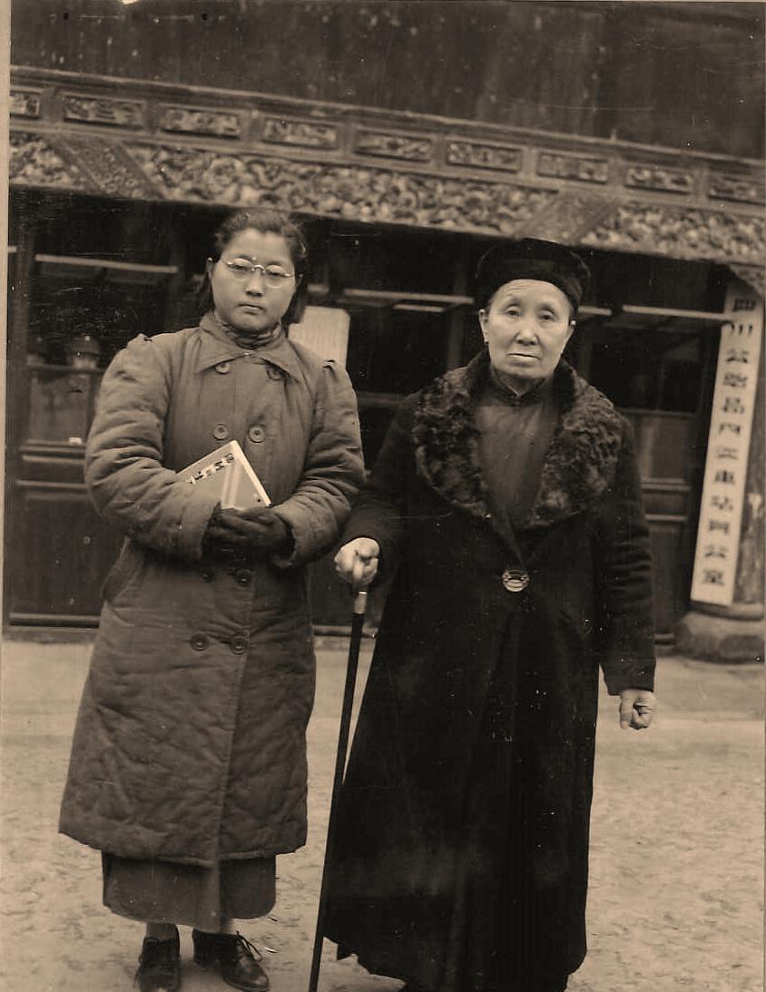 女子身着日本侵华军装露脸,日军女子拍照