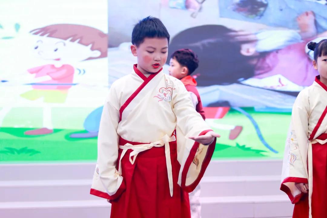 红领巾向未来少先队活动课,红领巾向未来小学班会