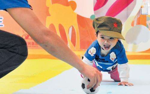 孩子喜欢爬来爬去怎么办,孩子喜欢趴地上玩衣服脏怎么办