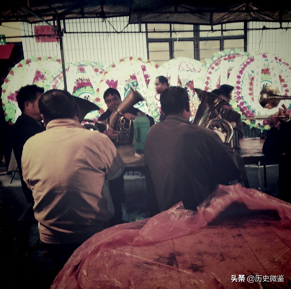 河南职业哭丧人一年磕头上万次,专业哭丧人月入达三万