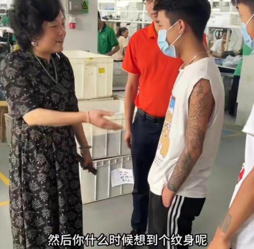 新京报痛批：工厂歧视纹身者！央视网发文反驳：企业有用工自由