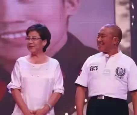 四大丑男演员娶到四大美女,又矮又丑男演员且娶了漂亮的老婆