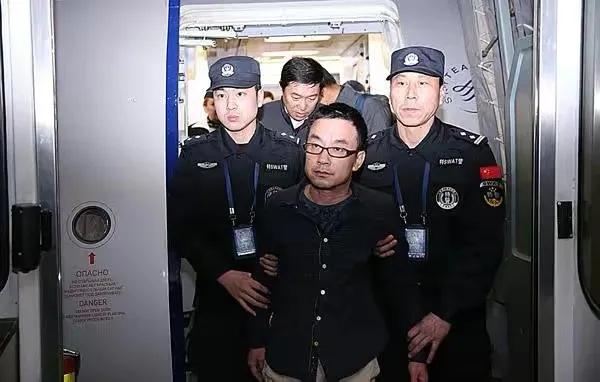 2000年一女子贪92万逃到泰国嫁残疾人，警方追捕15年谁知已亡9年