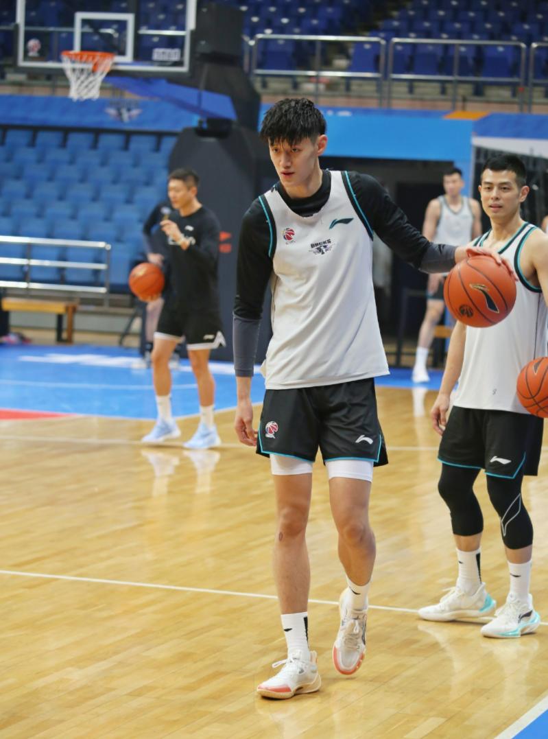 京城的篮筐被砸变形了吧，解立彬的战术板是公开的秘密